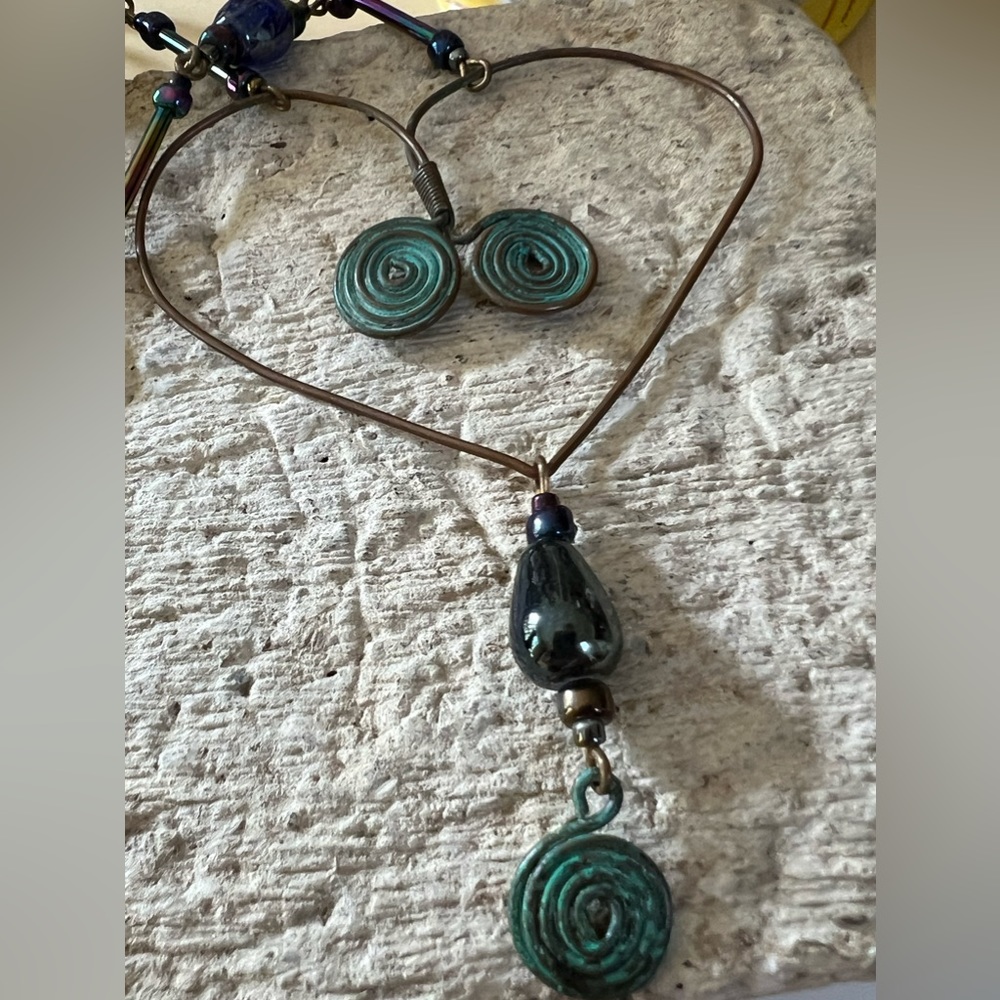 Bohemian Open Heart Wire Metalwork w/Iridescent Glass Beading - Picture 5 of 5